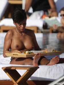 Голая жена Самуэля Это'О Жоржет застукана с обнаженной грудью на пляже